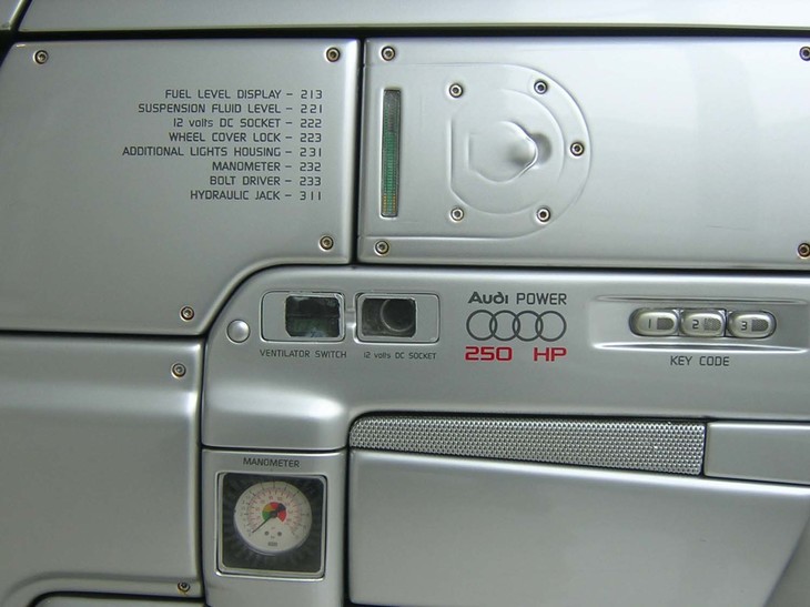 「アズテック」の左サイド。