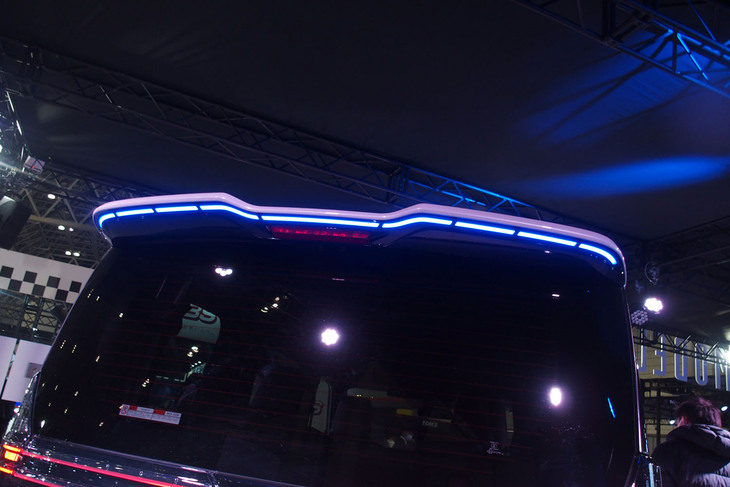 「トヨタ・ノア／ヴォクシー」用となるモデリスタの「イルミルーフスポイラー」。