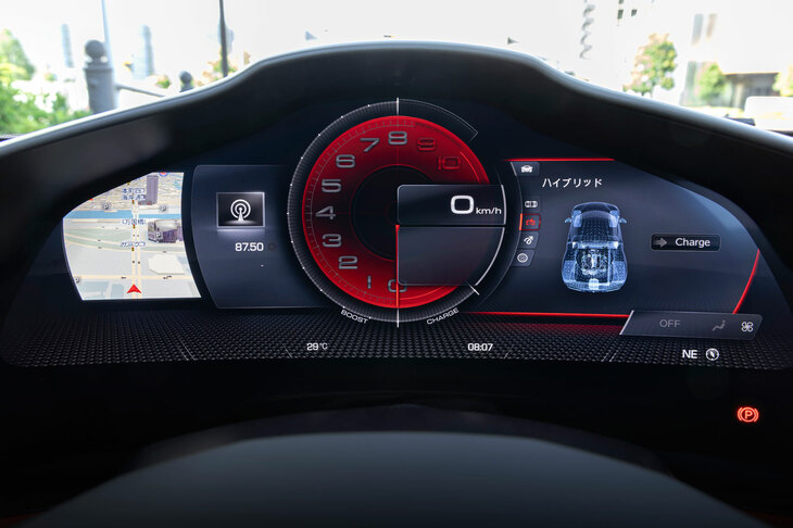 計器類にナビゲーション、インフォテインメントシステムと、さまざまな機能が統合されたインストゥルメントクラスター。操作はステアリングホイールのコントローラーで行う。