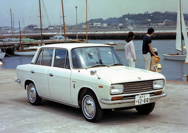 1968年「三菱コルト1200カスタム」。基本的には1963年以来のボディーを角形ヘッドライトなどでアップデートしていた。