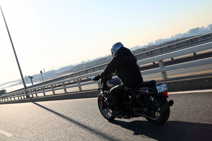 気負わずに乗れて、軽快なフットワークを楽しめる「ナイトスター スペシャル」。水冷エンジンとともに実現した、“今どきのハーレー”の走りを知ることができた。