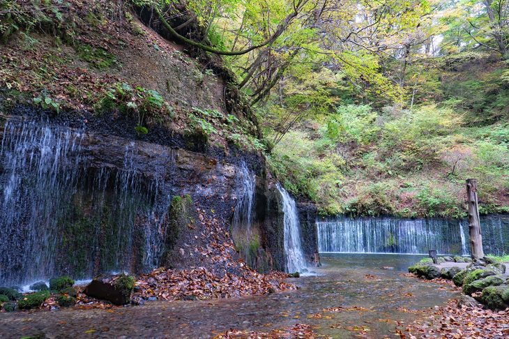 軽井沢市街はスルーして白糸の滝へ。マイナスイオン全開のステキな場所だったが、正直、写真の画角に困る滝だった。