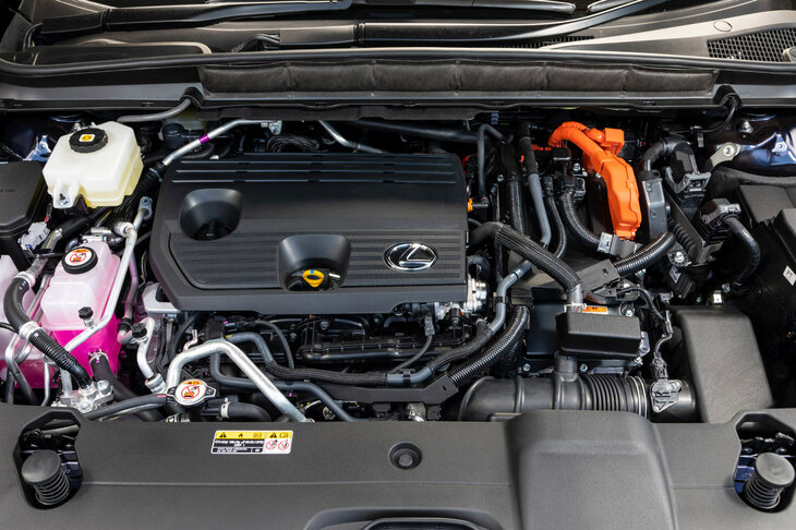 パワートレインの種類は豊富で、純ガソリンエンジンの「350」、ハイブリッドの「350h」と「500h」、プラグインハイブリッドの「450h＋」（写真）が用意される。