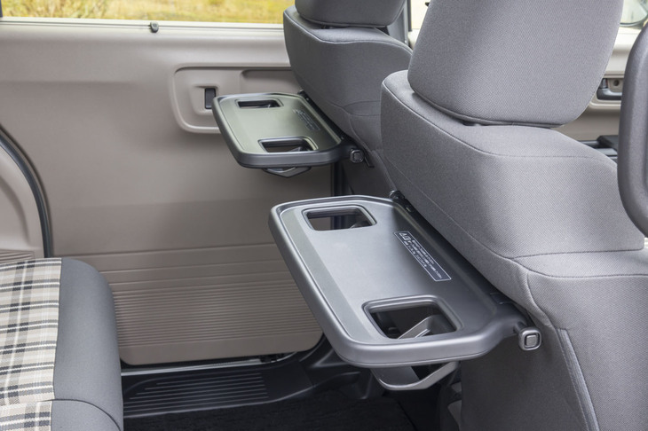 シートバックテーブルは「スペーシア ギア」にも標準で備わっているが、「N-BOXジョイ」の場合はオプション。右側のパワースライドドアとのセットでお値段6万6600円。