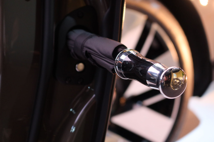 ロールス・ロイス・カリナン シリーズII（リアドアパネルに収納できる専用の傘）