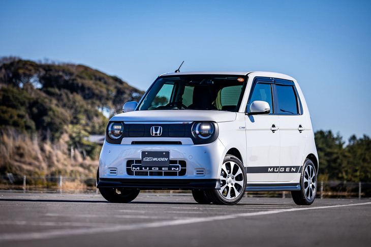 パフォーマンスダンパーとマット仕上げのエアロパーツ、15インチのアルミホイール「CK8」などでスポーティーにカスタマイズされた「無限N-ONE e：」。