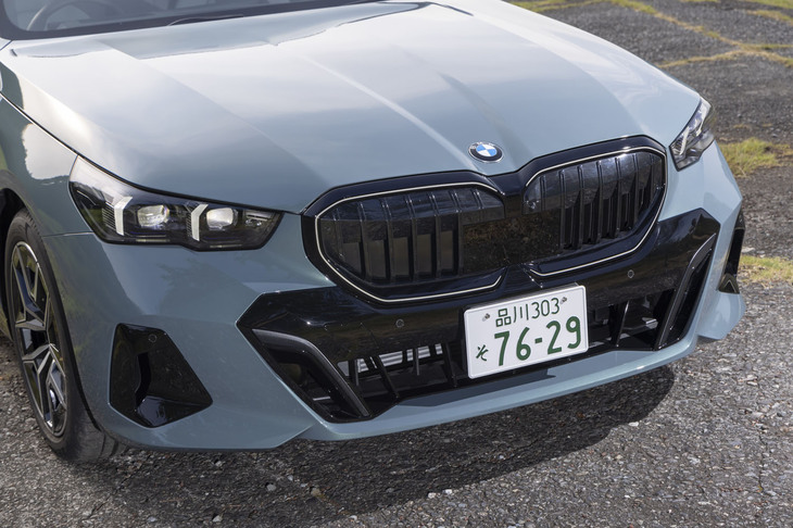 フロントマスクは上（ボンネット側）が前方に飛び出たシャークノーズデザイン。左右が融合したキドニーグリルは外周部がライトアップされる仕掛け。