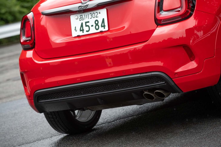 リアにはスポーツバンパーを採用。フロントと同様にアンダーガード風の部分がないシンプルな造形だ。