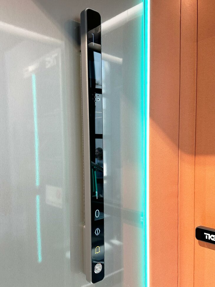イタルデザインによる「TKE H300NXT」のキャビン内。シンプルを突き詰めた操作パネル部分に注目。