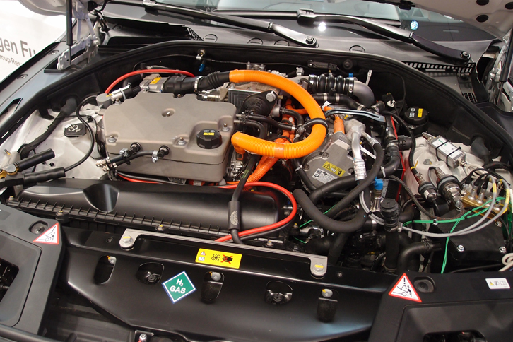 フロントのボンネット下には、燃料電池スタックをレイアウト。バッテリーとモーターはリアに搭載される。