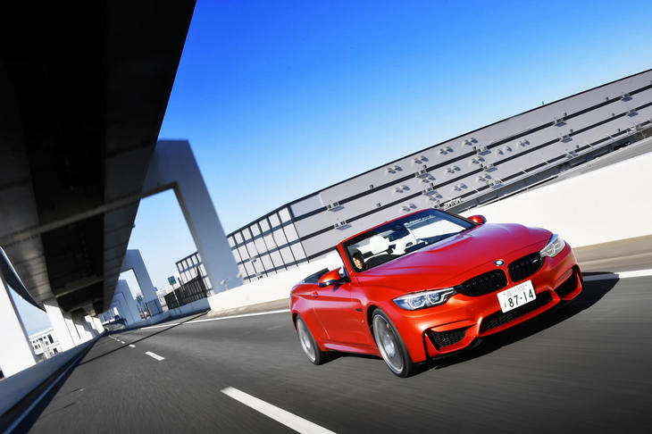 高速道路を行く「M4カブリオレ コンペティション」。0-100kmの加速タイムは4.3秒と公表される。