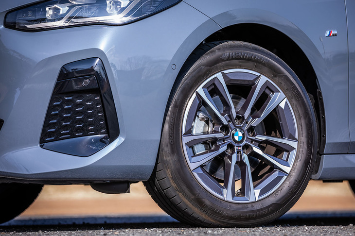 「Mスポーツ」グレードは「Mライトアロイホイール ダブルスポークスタイリング834Mバイカラー」と呼ばれるダークグレーの17インチホイールを標準装備する。今回の試乗車は205/60R17サイズの「ハンコック・ヴェンタス プライム3」タイヤを組み合わせていた。