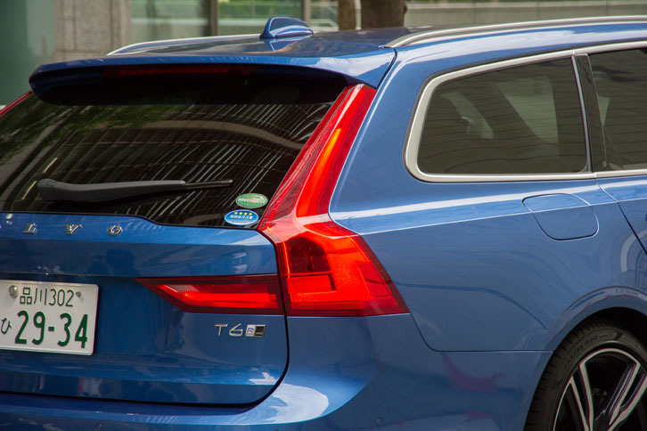 ボルボのワゴン伝統の切り立ったデザインのリアエンドは見直され、なだらかな傾斜を持ったデザインとなった。