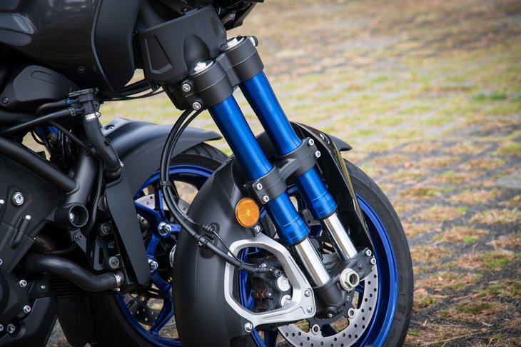 フロントには左右それぞれ2本ずつ、計4本の倒立フォークを採用。同じヤマハの「LMW」モデルでも、スクータータイプの「トリシティ125」が左右輪の内側にフォークを備えているのに対し、「ナイケン」では外型となっているのは、最大で45度という大きなバンク角を確保するためだ。