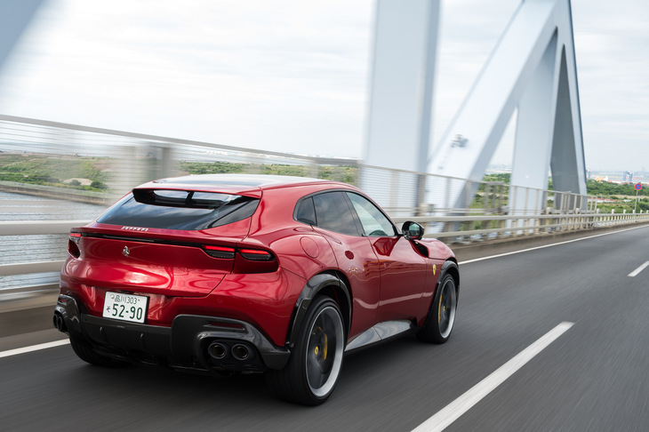 4ドア・4シーターの大柄なボディーでありながら、フェラーリの12気筒GTとしてふさわしい運動性能を実現している「プロサングエ」。この走りへのこだわりこそが、この異形のフェラーリを、フェラーリたらしめているのだろう。