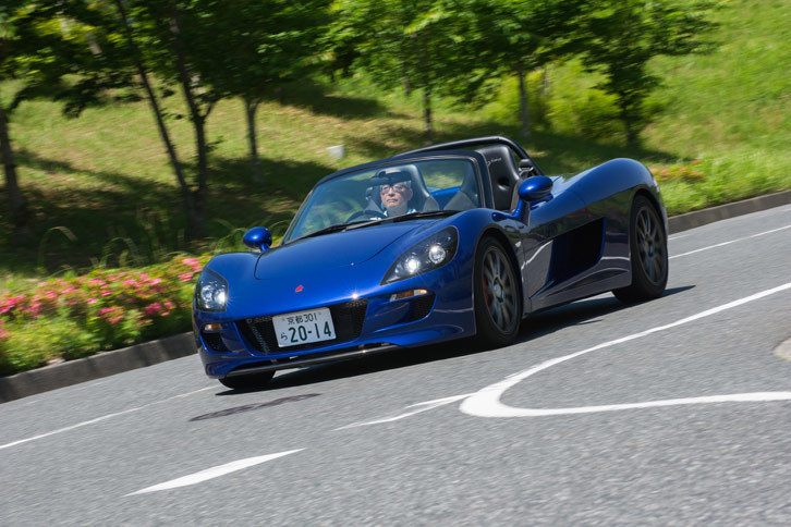 車両重量はカタログ値で850kg、車検証記載値で920kgと非常に軽い。