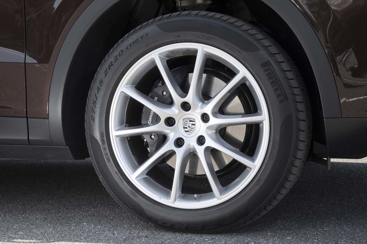 タイヤ＆ホイールは「カイエン」よりも1インチ大きい20インチが標準サイズ。テスト車には「ピレリPゼロ」が装着されていた。
