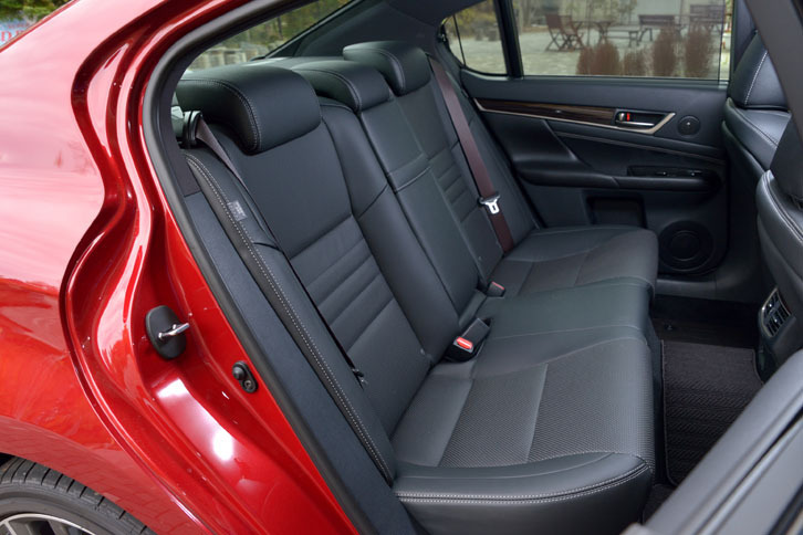 後席の様子。“Fスポーツ”のシートカラーは、ブラック（写真）のほかにトパーズブラウンとダークローズが選択できる。