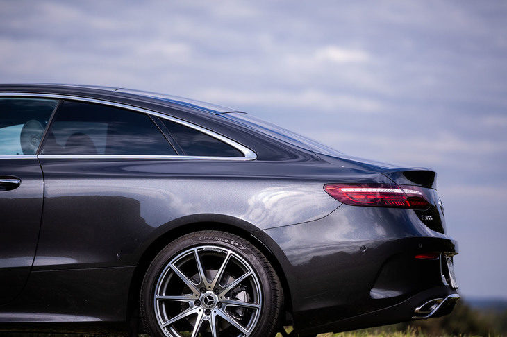 なだらかに傾斜するルーフラインが特徴的な「Eクラス クーペ」のエクステリアデザイン。後席左右とリアウィンドウはプライバシーガラス仕様となる。現行のクーペモデルはC238の型式で呼ばれている。