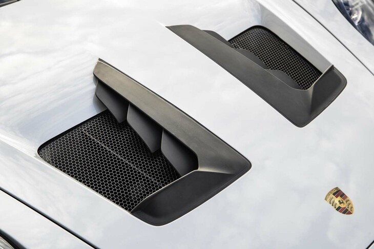 穴がうがたれフィンが設けられたフロントフードからは、機能的な必然性が伝わってくる。