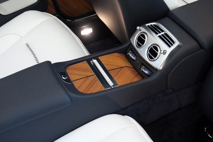 ロールス・ロイス・ベイサイド ドーン エアロカウリング（リアのセンターコンソール）