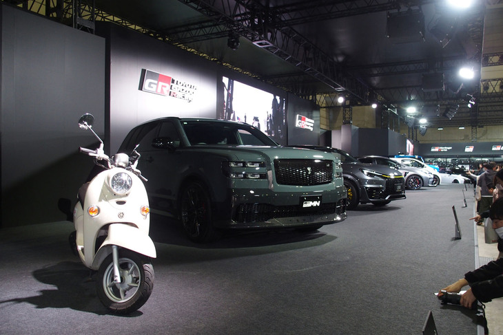 ステージに展示されたモリゾウの愛車。