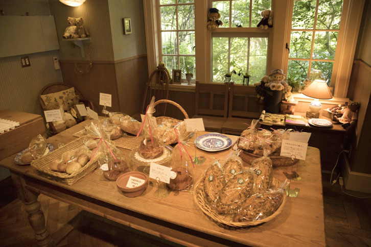 店内には石窯で焼かれたパンがずらり。店外にも多くのテラス席が設置されており、好みの場所で食事を楽しむことができる。