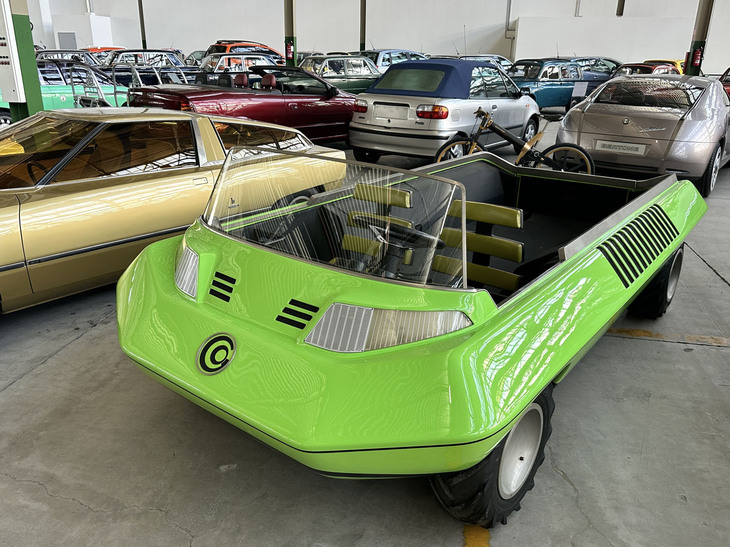 「スズキGO」1972年コンセプト。スズキ製モーターサイクル「750GT」のエンジンを搭載しており、前後軸にそれぞれ5段の変速機を組み合わせている。