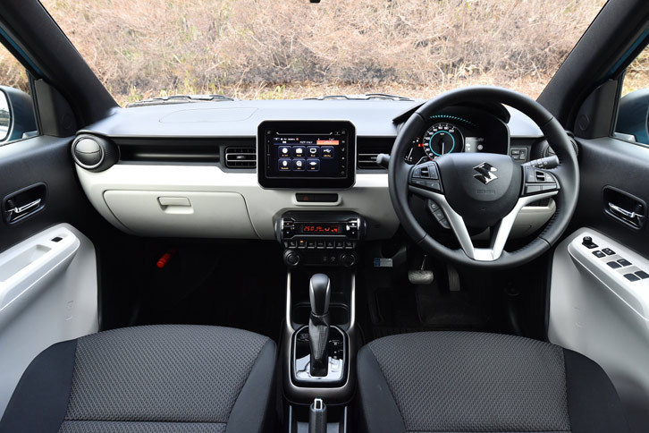 内装色は「ハイブリッドMZ」（写真）と「ハイブリッドMX」が白と黒の組み合わせで、「ハイブリッドMG」が黒の単色使いとなる。