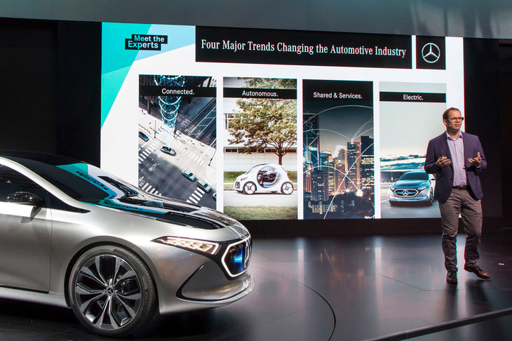 「CASE」とは「Connected」「Autonomous」「Shared＆Services」「Electoric」の頭文字をとった言葉で、これからの自動車が取り組むべき課題を端的に表したものだった。写真は2017年のフランクフルトショーにおいて、コンセプトカー「コンセプトEQA」の発表に際し、CASEの概念を説明する独ダイムラー（現メルセデス・ベンツ）のウィルコ・スターク氏。