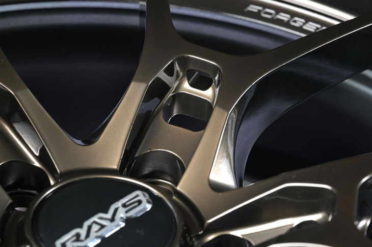 「G025」のスポーク部分には、ホイールの剛性を損なうことなく軽量化を実現するために“ウェイトレスホール”と呼ばれる穴が設けられている。