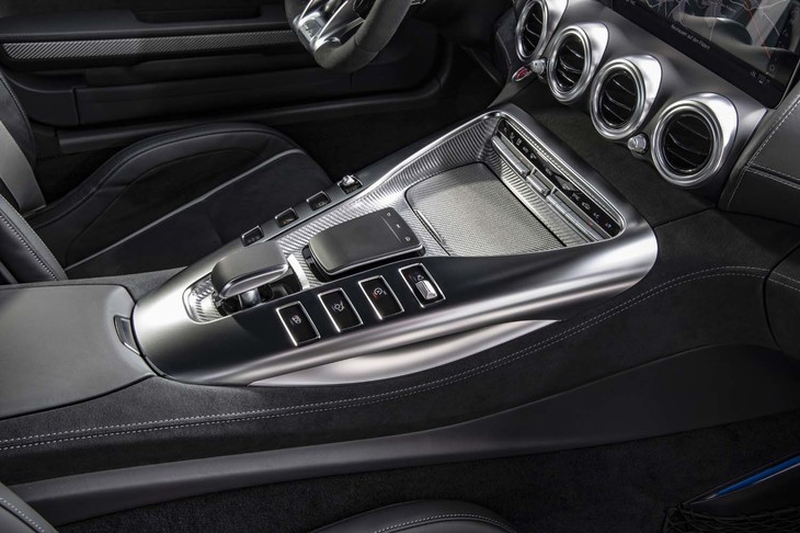 センターコンソールの両サイドには、上面をTFT液晶画面とすることでドライバーに直観的な認識を促す「ディスプレイボタン」が並ぶ。