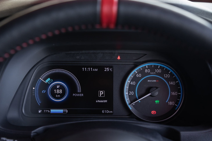 ガンメタクロームの加飾と「nismo」のロゴが特徴となるメーターパネル。インフォメーションディスプレイの起動画面にも「リーフNISMO」専用のアニメーションが採用される。