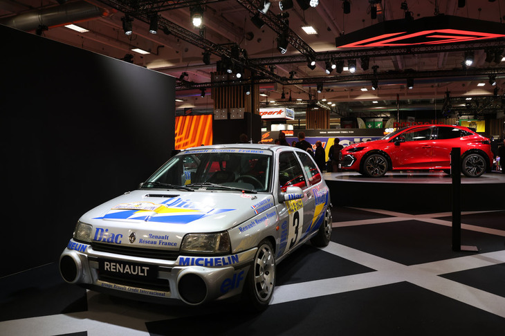 「ルノー・クリオ グループA」（1991年）。向かって右奥のターンテーブルには最新の6代目が。