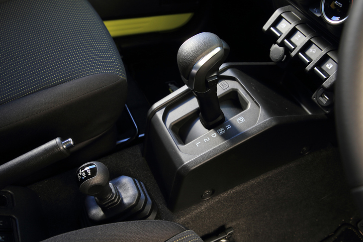 「ジムニー」「ジムニーシエラ」ともに、トランスミッションには5段MTと4段ATが用意されている。