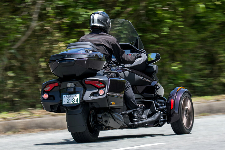 法規的にヘルメットの着用義務はないが、身を守るものがないのは通常のバイクと一緒。運転時にはかならずヘルメットやグローブなどを身に着けよう。