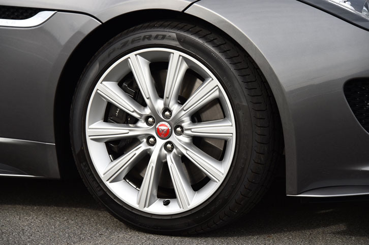 「Orbit」と名付けられた、テスト車の19インチアロイホイール。「Fタイプ S クーペ」では、5種類の19インチホイールと9種類の20インチホイールが選べる。