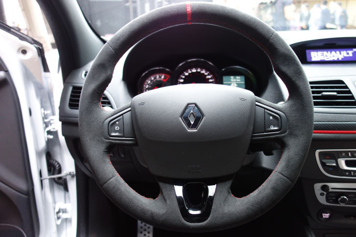 左ハンドルのみが設定されている。