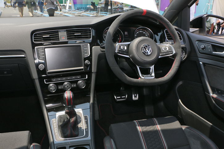 赤い差し色で飾られるインテリア。ステアリングホイールは、アルカンターラ巻き。