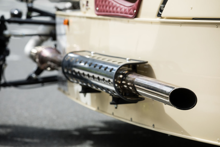 ボディーの両サイドを這（は）う左右2本出しのマフラー。カバー付きとはいえかなりの熱を発するので、降車時には注意が必要だ。