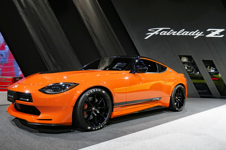 2022年の「東京オートサロン」で、日本仕様の「フェアレディZ」と合わせて発表された「フェアレディZ カスタマイズドプロト」。往年の「432R」を思わせるカラーリングと、専用の空力パーツが目を引いた。