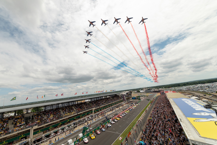 決勝前のセレモニー。戦闘機が華麗な編隊飛行で25万人を超える観客を沸かせた。