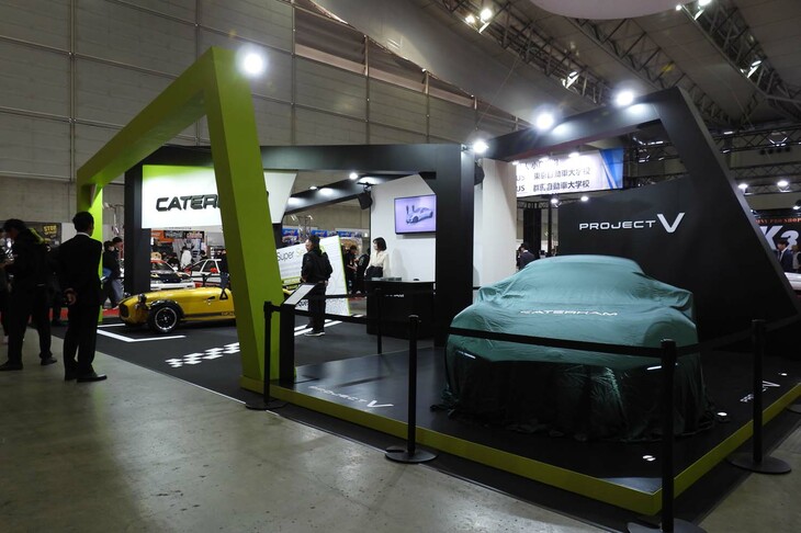 「東京オートサロン2024」におけるケータハムの展示ブースの様子。