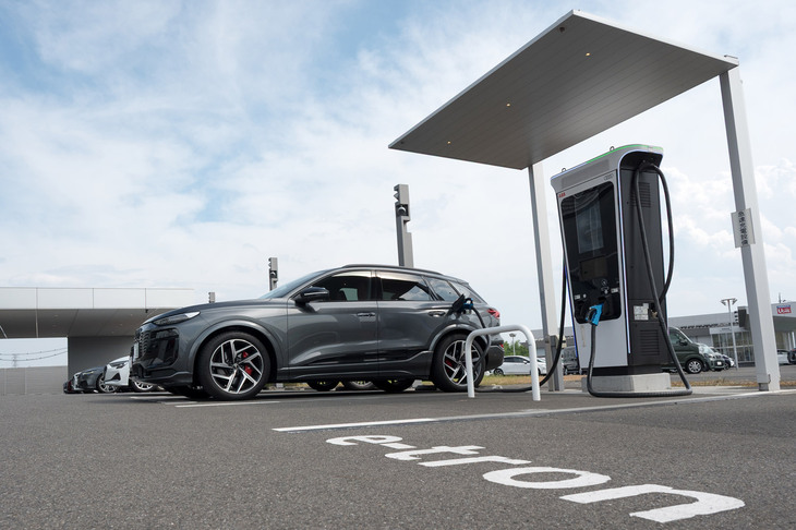 今回の取材では、帰路の途中で「プレミアムチャージングアライアンス（PCA）」の急速充電を使用。瞬間的な最大充電速度は127kWで、20分で36.952kWhの電気を充電できた。カタログ電費を参考にすれば、約234kmの走行距離分に相当する。