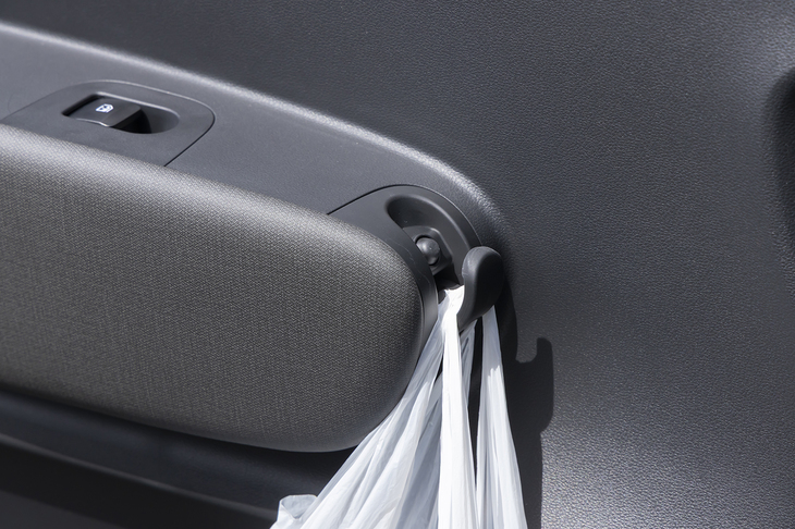 コンビニフックは助手席側のドアアームレストにも。こちらは格納式だ。