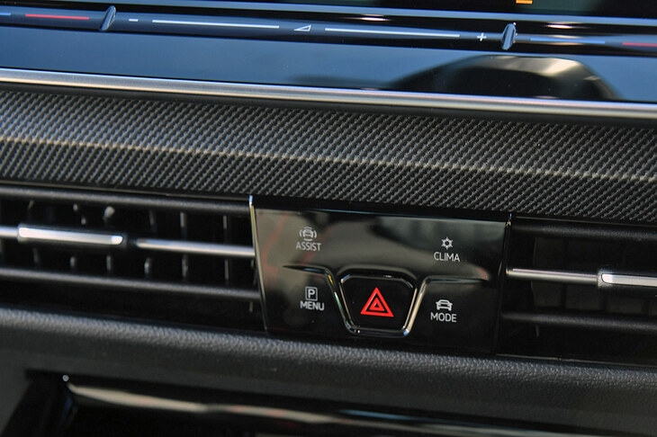 ドライビングプロファイル機能や空調の操作画面などは、ダッシュボード中央のクリック式の操作スイッチで呼び出しが可能。今回の改良により、センターディスプレイでも直接機能を呼び出せるようになった。