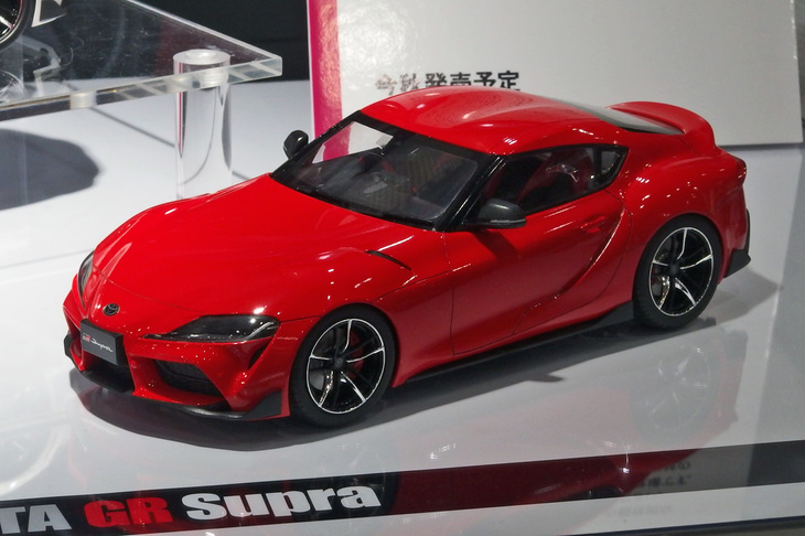 タミヤの1/24スポーツカーシリーズ久々の新作となる「トヨタGRスープラ」。ハンドル位置は右／左が選択可能。2019年秋発売予定。