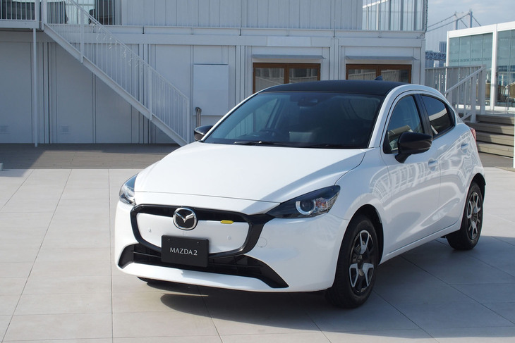 2023年にマイナーチェンジを受けた、マツダのコンパクトカー「マツダ2」。複数のグレードにおいてMT車が設定されている。