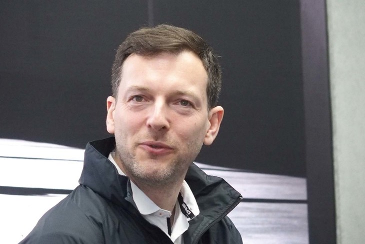 発表イベントのあと、報道陣のインタビューに応じてくれたサイモン・トムス氏。丁寧に言葉を選び、まじめな人柄を感じさせた。