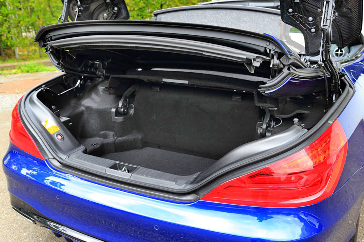 バリオルーフのオープン時に、トランク内のルーフ収納スペースを自動で確保するオートトランクカバーを採用した。